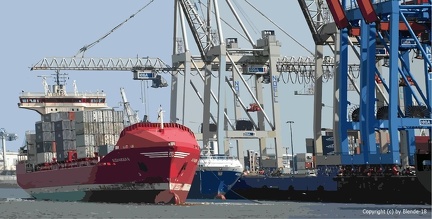 Schiff fährt am Dock vorbei